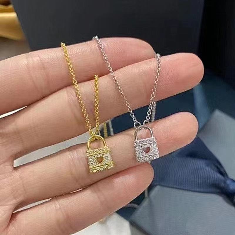 Kalung Rantai Liontin Gembok Bahan Alloy Hias Berlian Imitasi Untuk Wanita