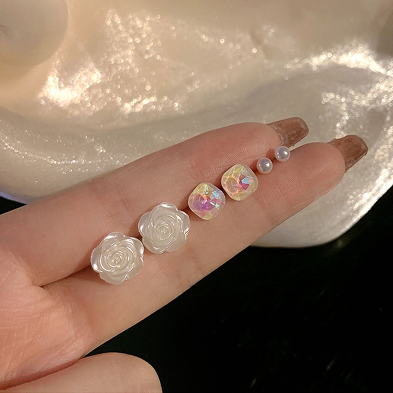 Set Anting Stud Bentuk Bunga Putih Aksen Mutiara Untuk Wanita