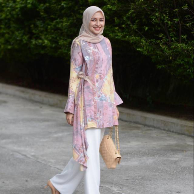 Earth top ria miranda