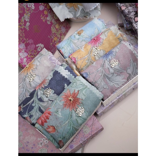 ESMEE SCARF HL HEAVENLIGHTS VOAL MOTIF