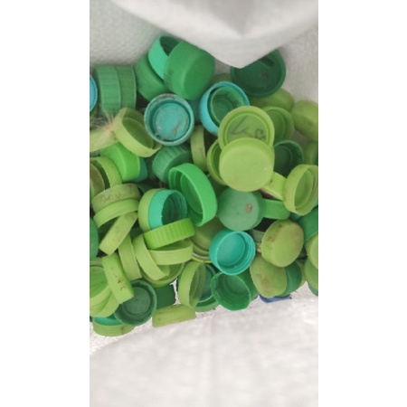 Tutup botol plastik bekas warna hijau