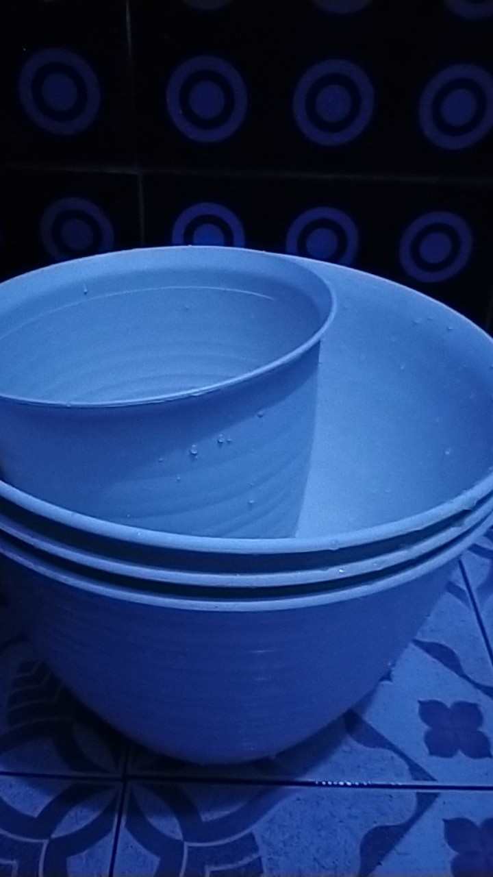 Pot Bunga Model Tawon 24 Cm Putih