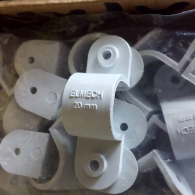 klem clamp pipa conduit listrik 20 mm