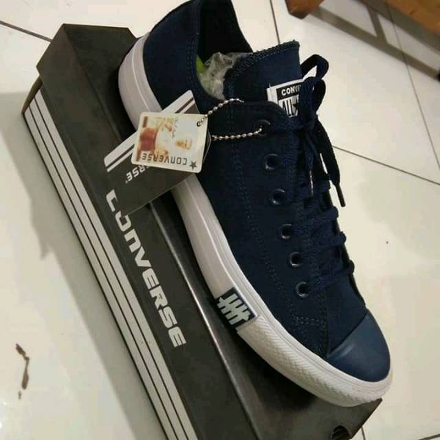 Sepatu convers