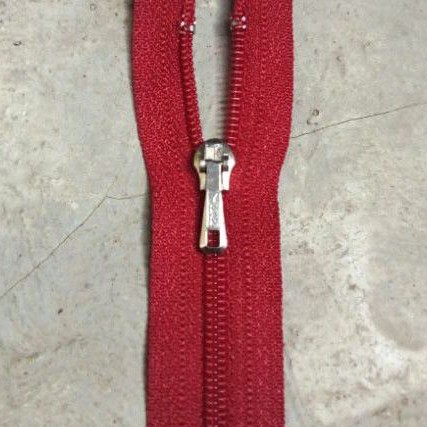 Resleting YKK 17 cm Merah