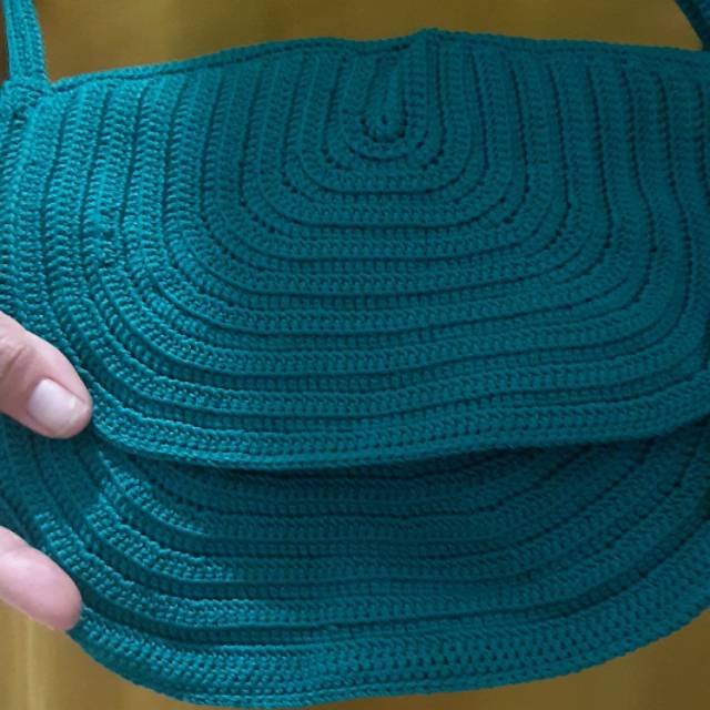 Tas selempang rajut setengah lingkaran