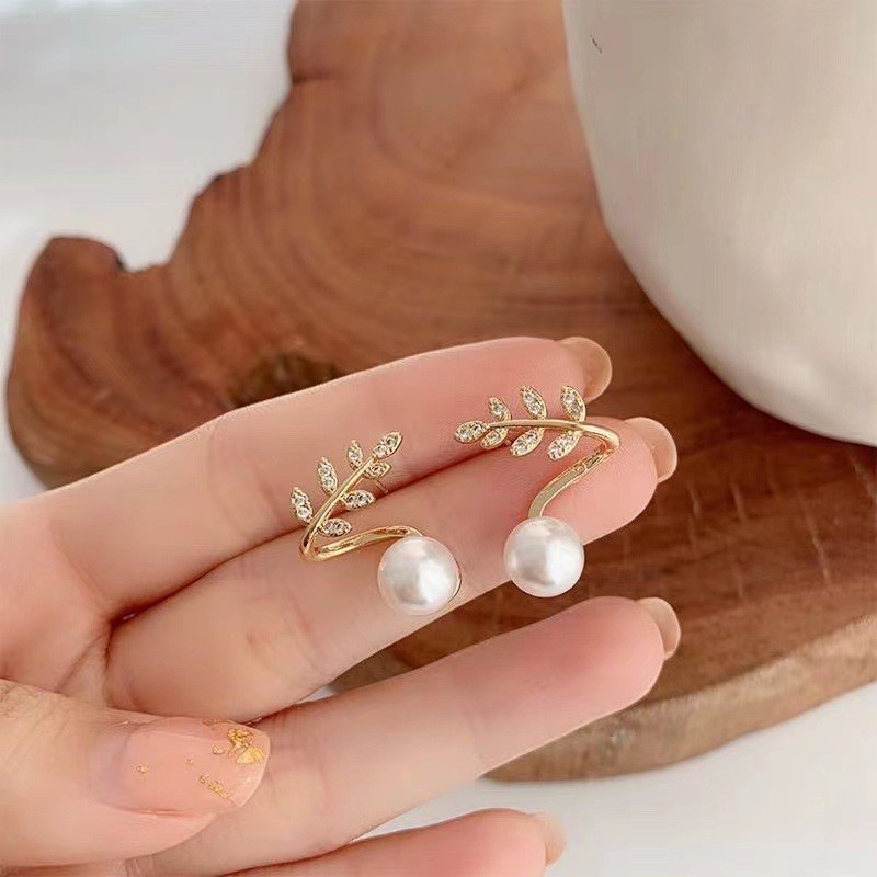 Anting Mutiara Daun Berlian Berkilau Aksesoris Telinga Korea Wanita