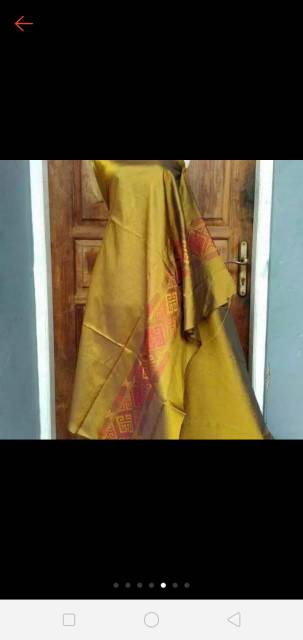 Dres pesta tenun kamen