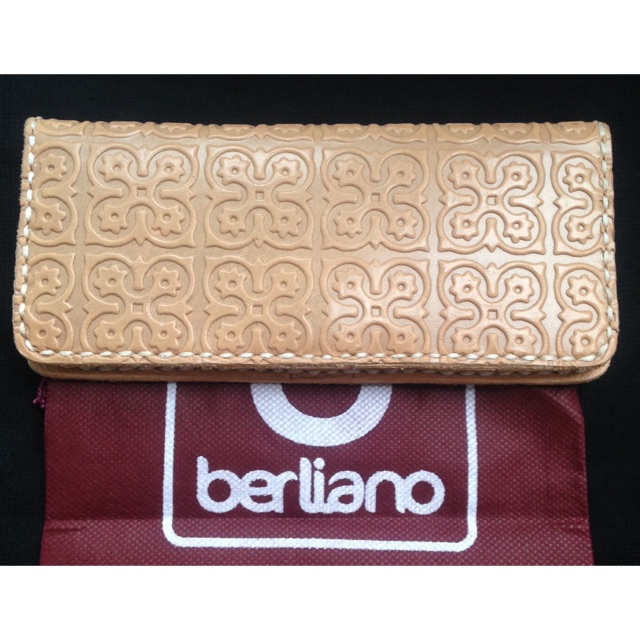 Diskon terbatas: Bifold beige motif Parai Toraja Berliano