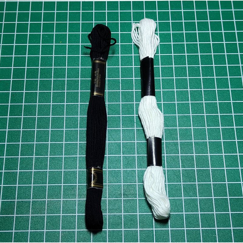 Benang sulam Rose hitam-putih