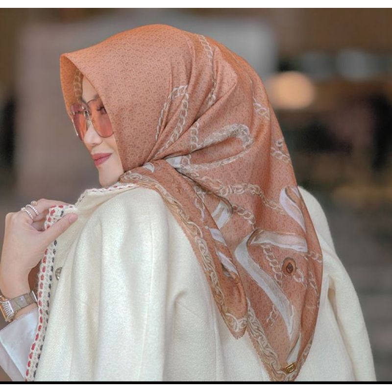 Preloved Buttonscarves Chain Series in Majesty