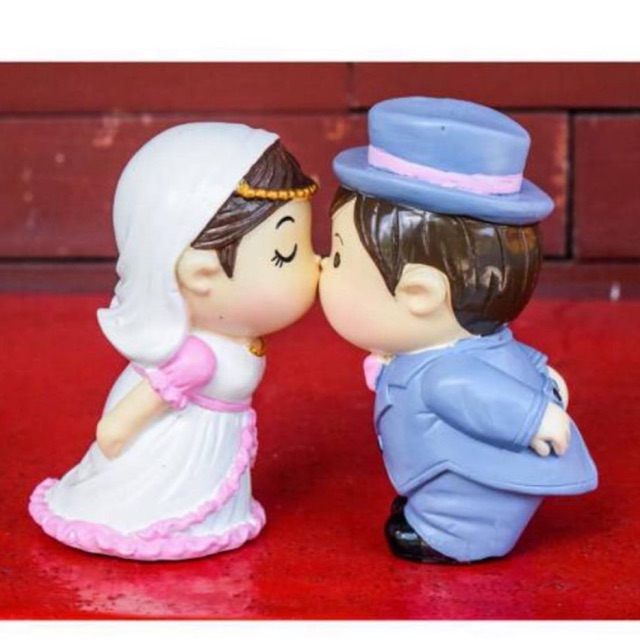 Pajangan couple wedding kiss