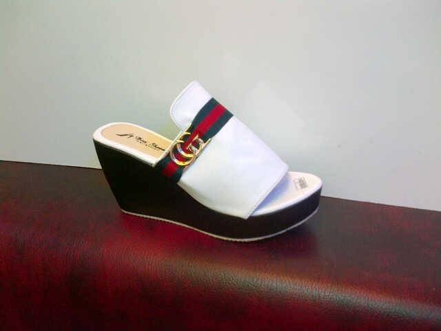 Wedges  DV94 PUTIH (REALPICT GESER)