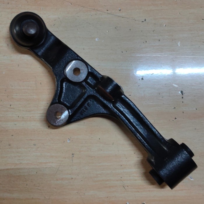 Lower Arm Kanan Kia Carnival bensin / diesel