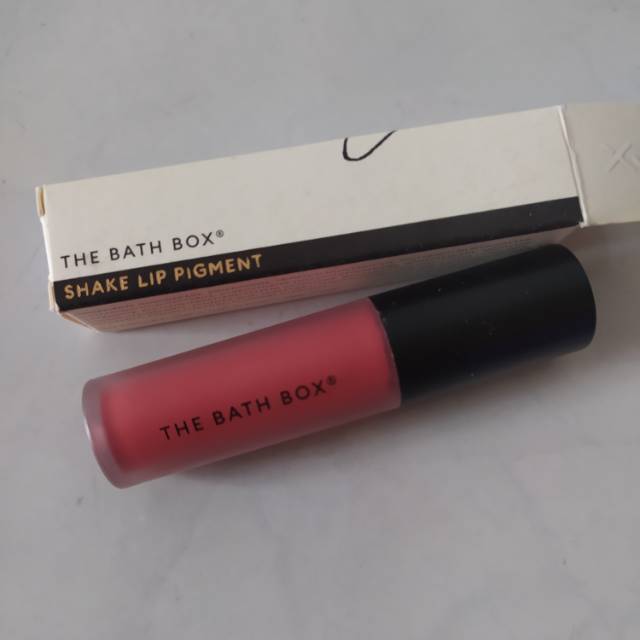 The bath box lip preloved