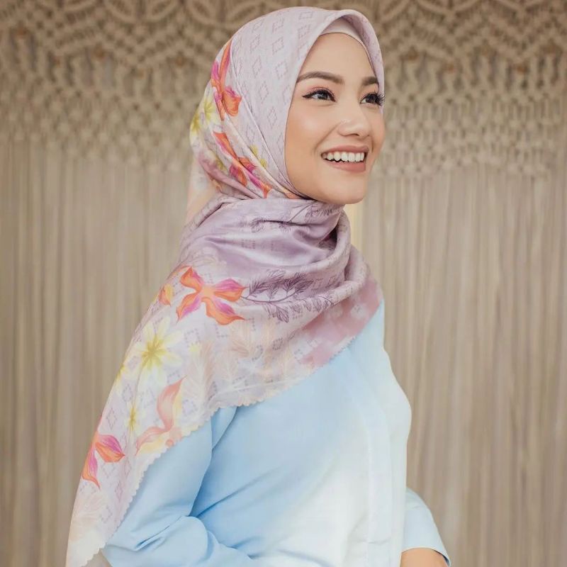 Lolly scarf wearingklamby