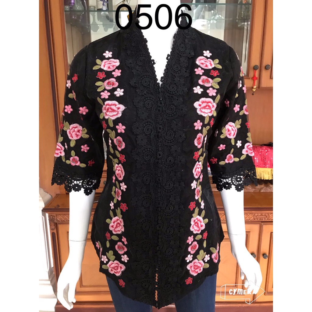 0506 kebaya alexuez hitam bordir  organdi bunga pink /kebaya premium