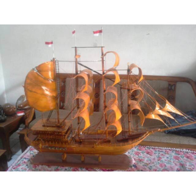 Miniatur kapal layar