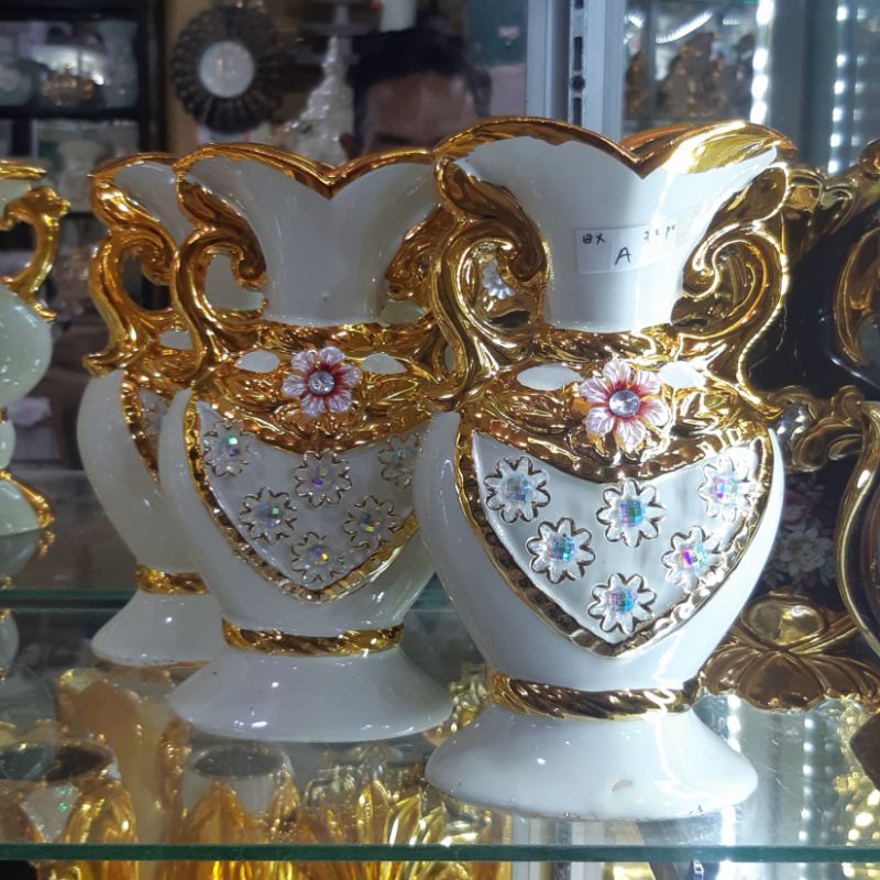 3 Pcs pajangan guci import warna krem motif timbul Pajangan lemari kaca Hiasan lemari kaca Dekorasi 