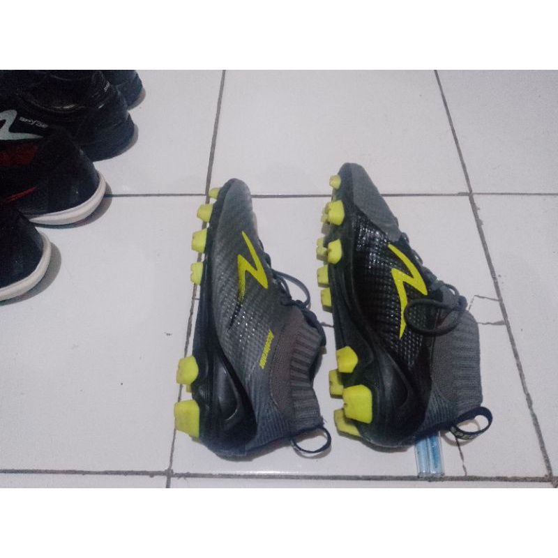 Sepatu bola langka Specs infinity size 39 second