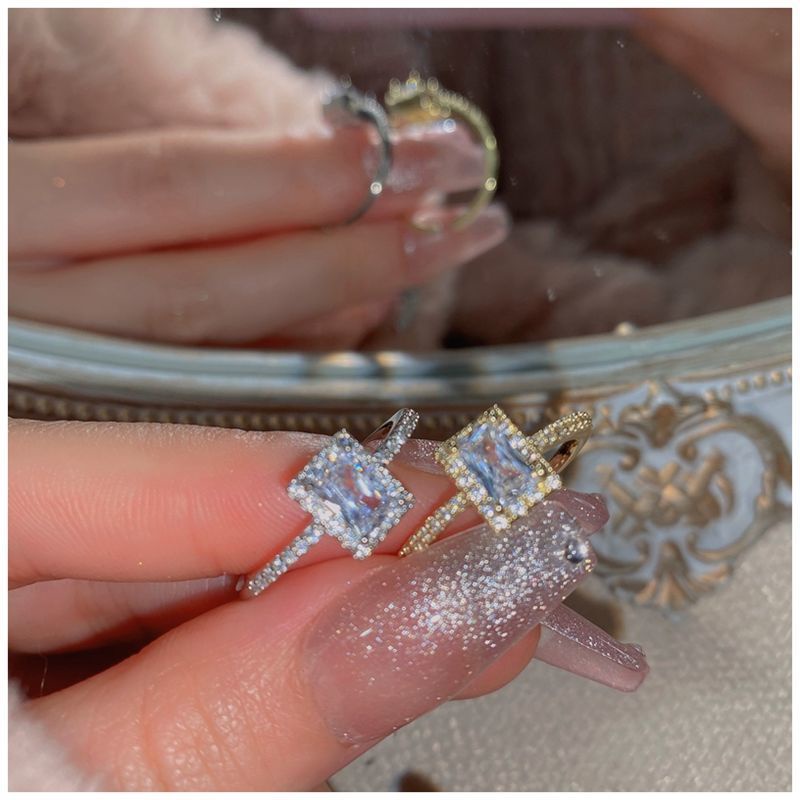 Cincin Bahan Alloy Lapis Silver / Gold Dengan Berlian Imitasi Bentuk Kotak Untuk Wanita