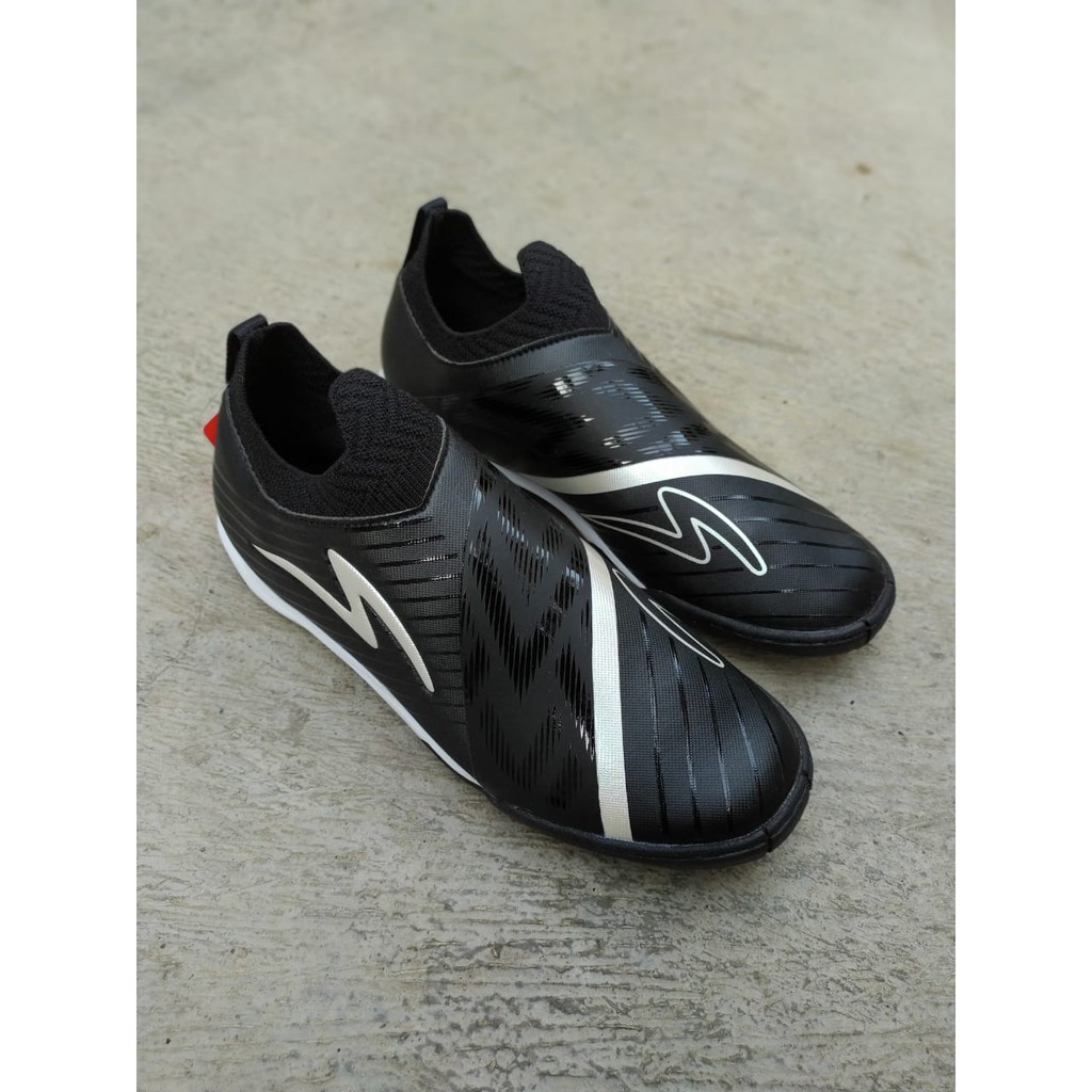 Sepatu Futsal Original Specs Accelerator Slaz Elite In Black/White