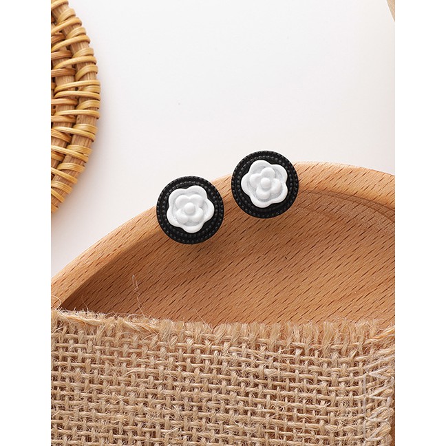 LRC Anting Tusuk Fashion Black Resin Flower Contrast Round Earrings K90527