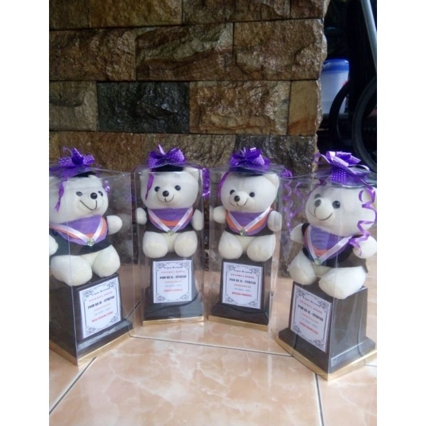 

Boneka Wisuda