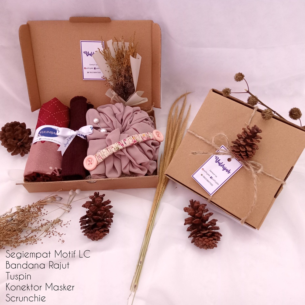 

HAMPERS HIJAB MOTIF POLOS MURAH KADO ULTAH GRADUATION WEDDING