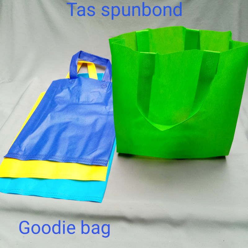 

Tas kain goodie bag, tas spunbond 30x40 cm non moven handle lipat samping