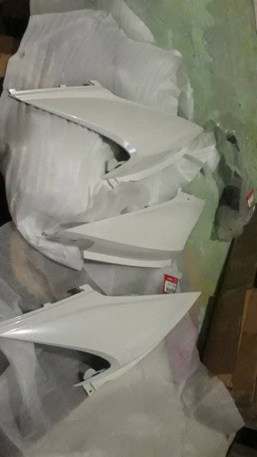 Cover Body  kiri kanan putih beat karbu original AHM