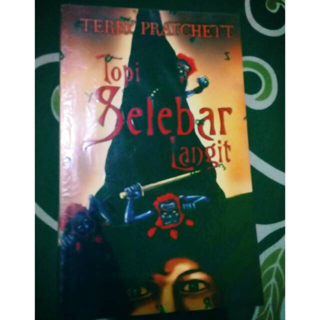 Novel Second [Topi Selebar Langit by Terry Pratchett]