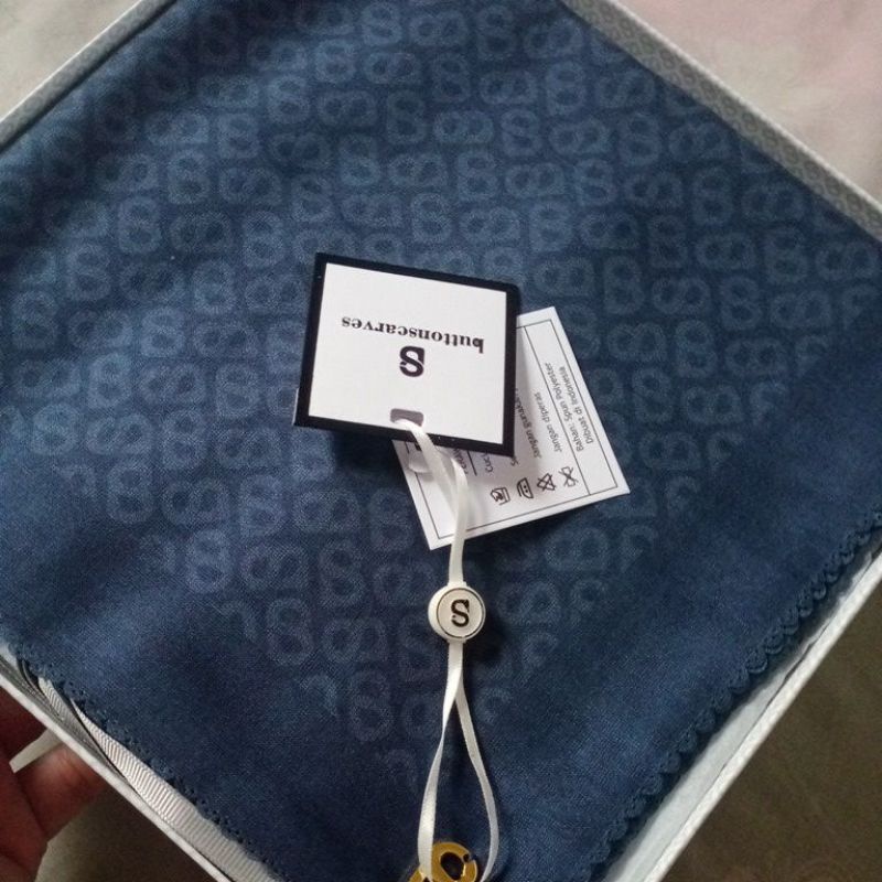 buttonscarves tapis square oxford blue