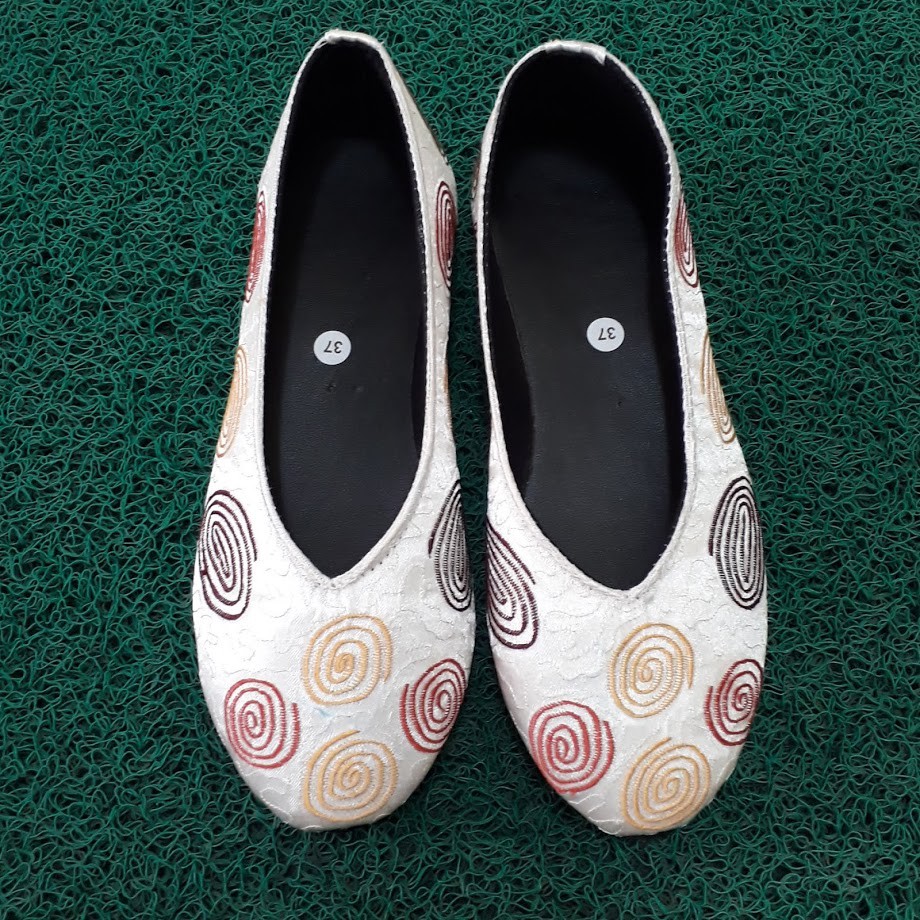 etnik fashion sepatu wanita flat slip on bordir keong putih