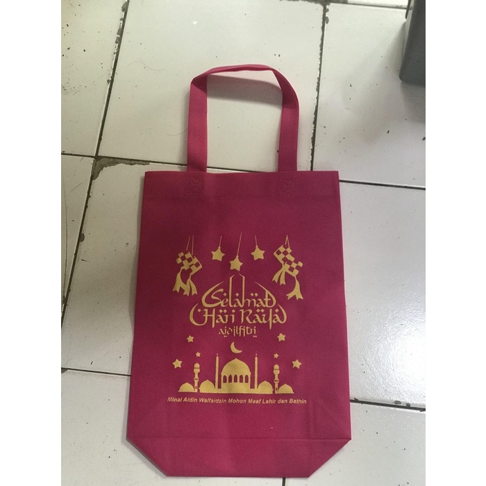 

PROMO TAS KAIN SPUNBOND GOODIE BAG 25 x 35 x 8 LEBARAN IDUL FITRI PANTAT BOX - pink pantat