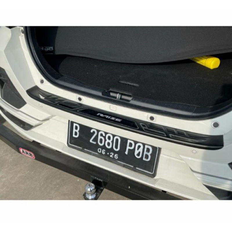 Sillplate belakang pintu mobil Toyota Raize hitam list Chrome