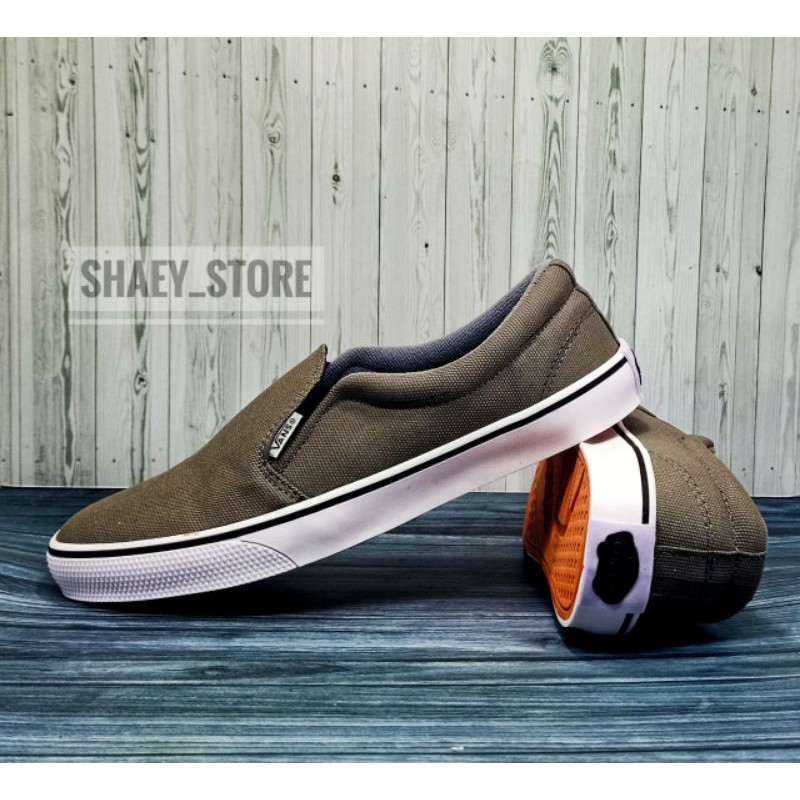 Sepatu pria vans slip on sneaker kasual/BELI 2 ONGKIR 1 KALI