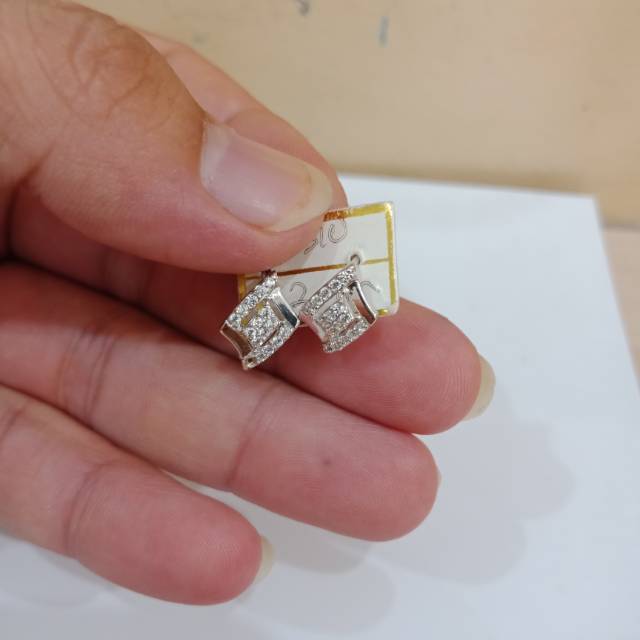 Anting jepit kadar 750 emas putih