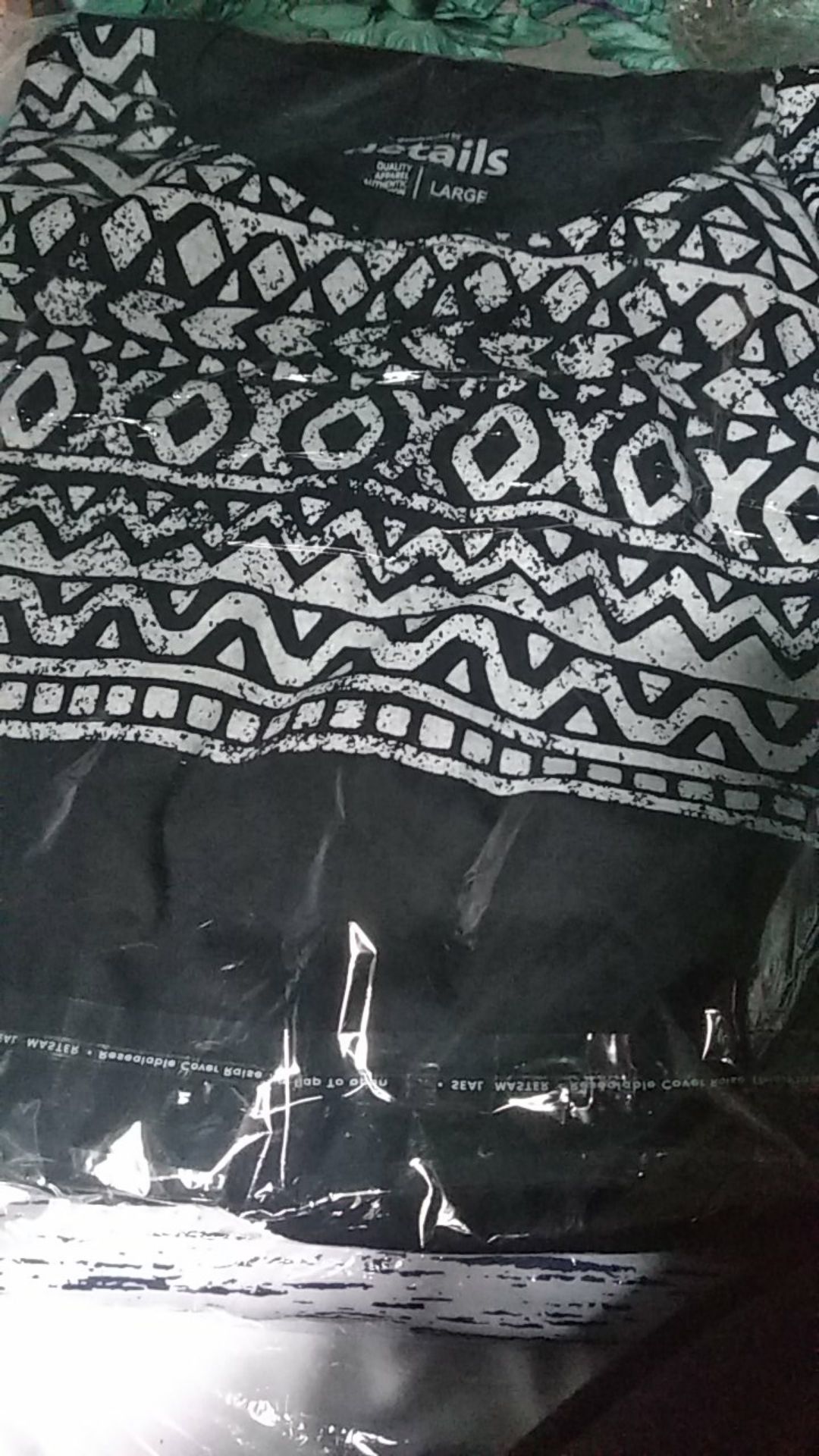 Kaos / T-shirt Details Biru Tua / Navy Corak Batik (100% Katun)