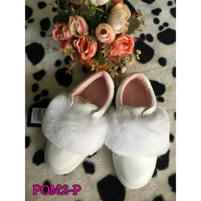 Sepatu anak pom bulu merk Nevada brand Matahari