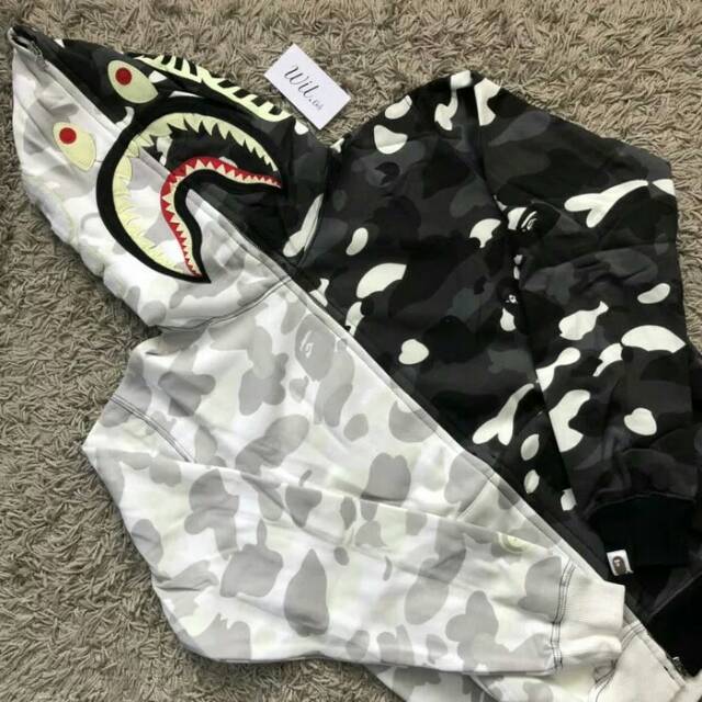 JAKET BAPE SHARK WGM BLACK IN WHITE