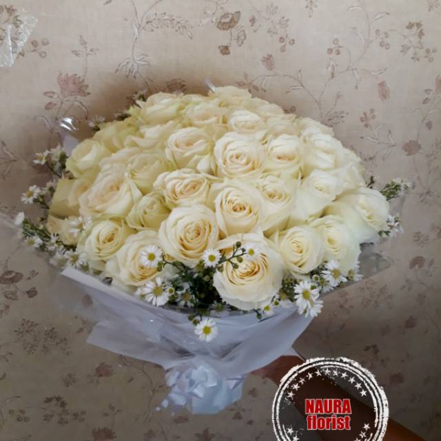 Hand bouquet mawar putih isi 60 batang