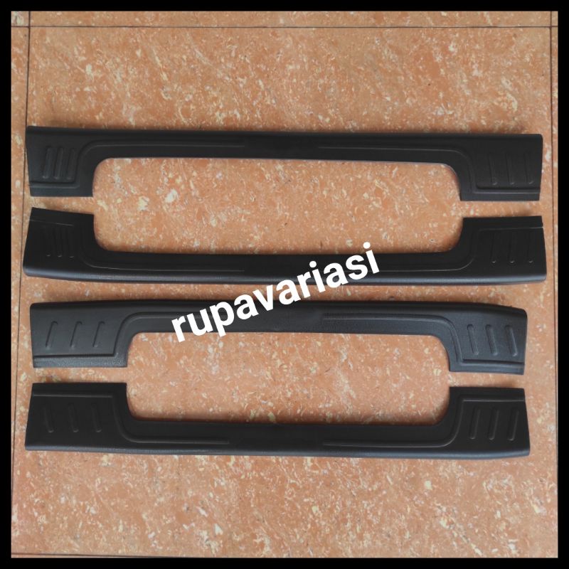 sill plate silplate samping pintu toyota avanza  / xenia lama 2004 SAMPAI 2011 2005 2006 2007 2008 2009 2010 HITAM &amp; CREAM TEMPEL plastik abs