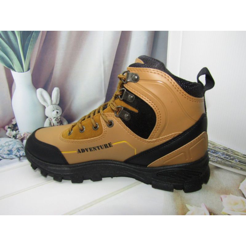 Aerostreet 40-43 Adventure Coklat Muda - Sepatu Sneakers Outdoor Pria