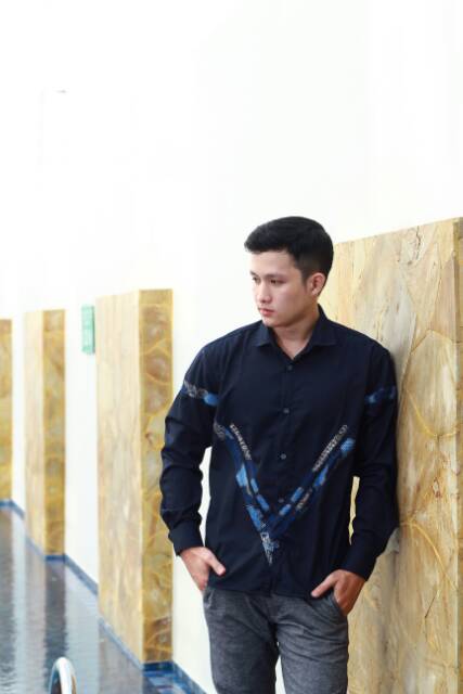 Loyal Kemeja Batik Sutra navy hem batik M L XL XXL