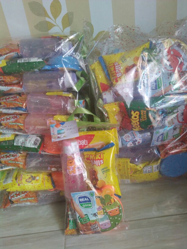 Parcel Bingkisan Snack Lunch Box + Botol Minum Kemasan Cantik Ulang Tahun