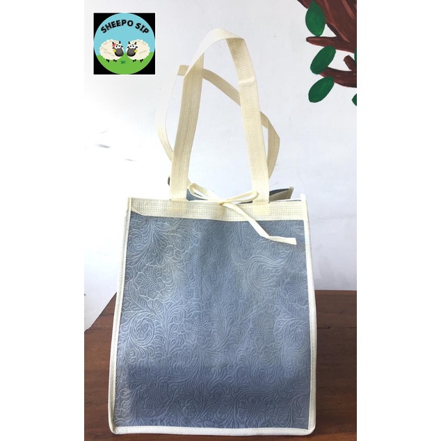 

GOODIEBAG SPUNBOND EMBOS TAS HAJATAN - TAS DUS NASI / KOTAK KUE / BENTO / NASI KOTAK 22X22 KUAT
