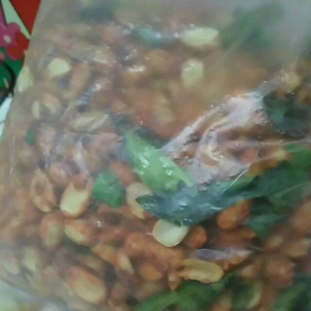 

Kacang bumbu pedas dengan bumbu daun jeruk