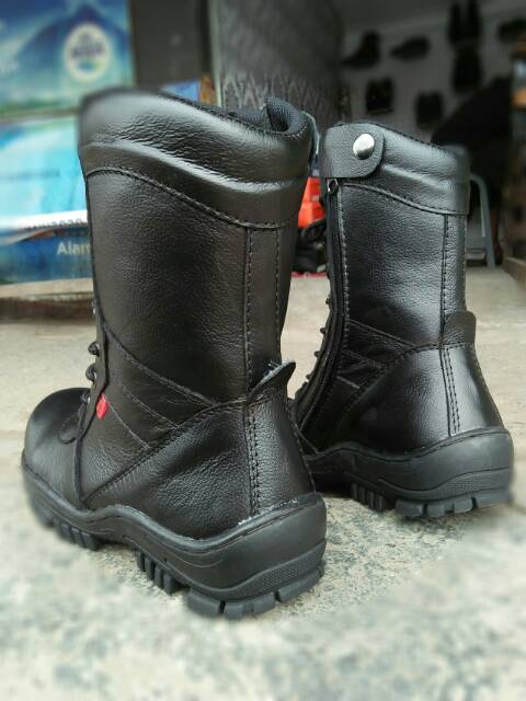 Sepatu pdl seafty pria tni dinas polri scurity.  Bahan baku kulit sapi