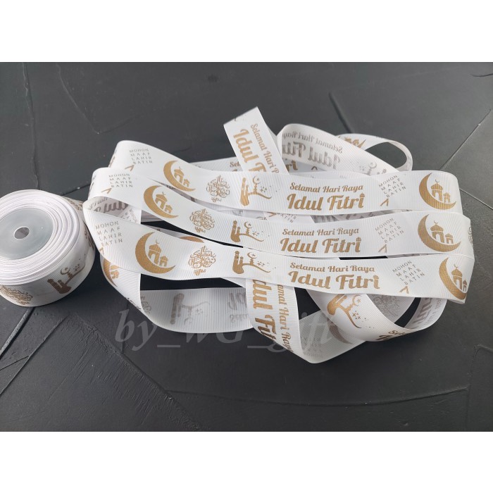 

Pita Idul Fitri -GrossGrain;Broken White ;Lebar 3.8 cm Panjang 20 yard